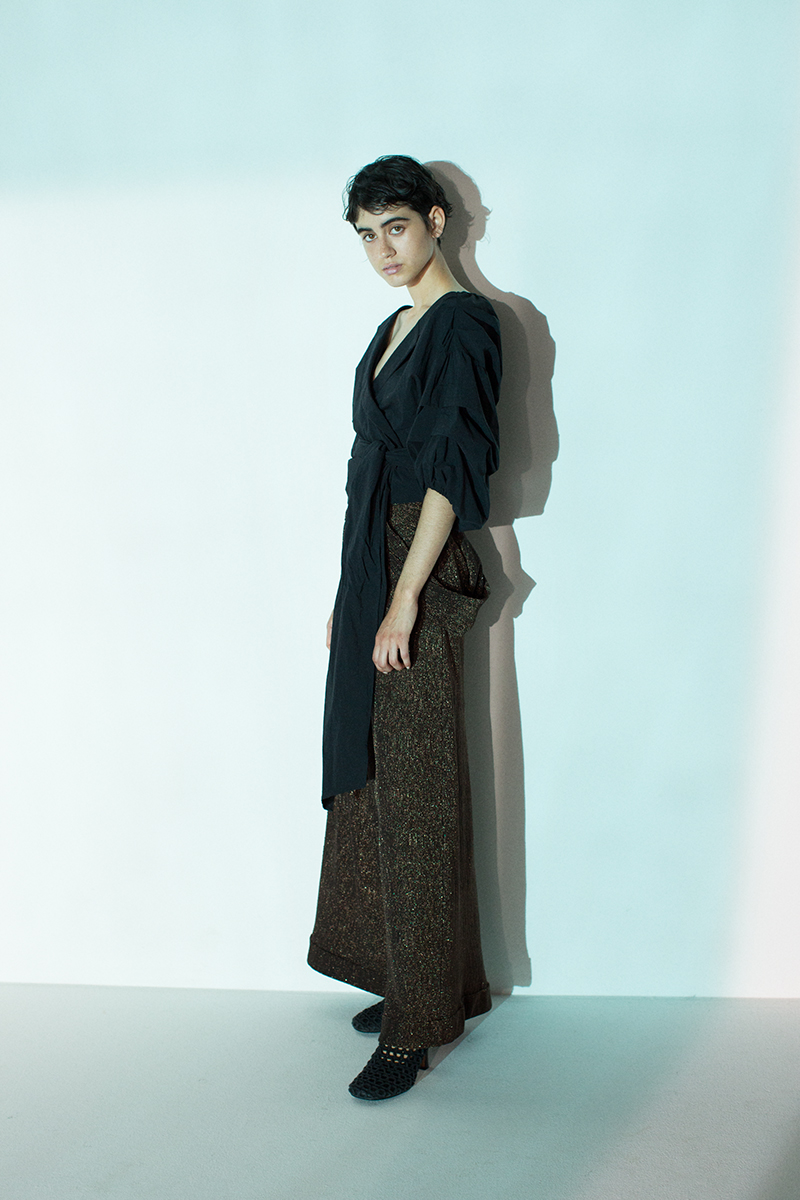 Tucked Sleeve Blouse 詳細画像 Black 2