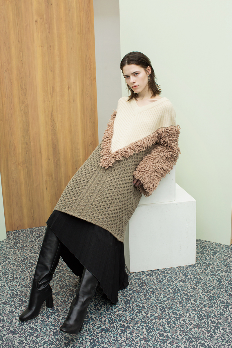 Loop V Knitted Dress 詳細画像 White 1