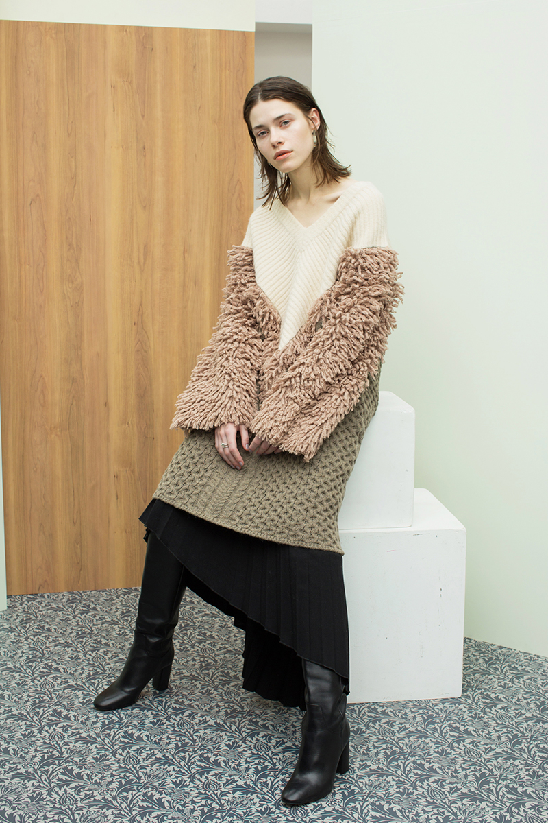 Loop V Knitted Dress 詳細画像 White 2