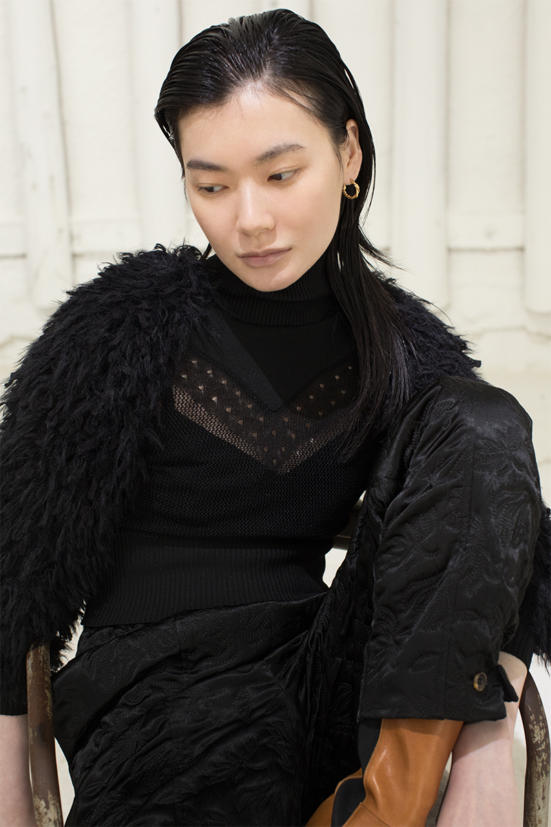 Fringe Sleeve High-neck Top 詳細画像 Black 2